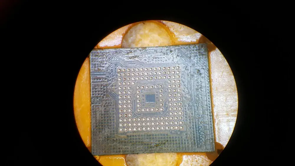 eMMC-Chip von der Platine eines Embedded System gelöst, gereinigt und bereit für das Auslesen im Chip-off-Verfahren. Bild: CBL Datenrettung