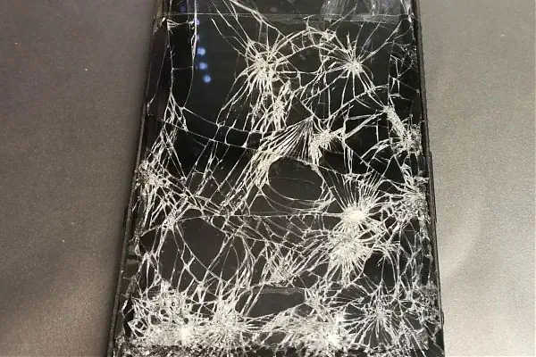 Handy vom Bagger überrollt