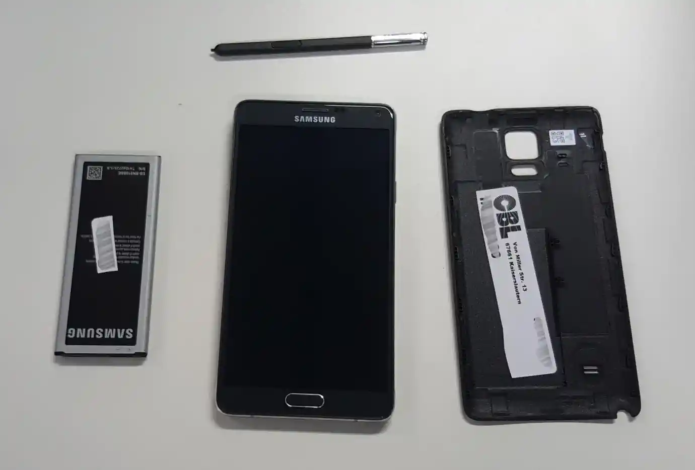 Samsung Note 4 zerlegt für Datenrettung. Es muss auf der Platine gearbeitet werden.